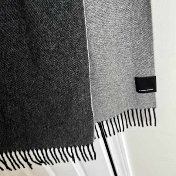Men’s Canada Goose Scarf - Two-Tone Grey Reversible / black tassels (NEVER WORN) - Picture 3 of 6